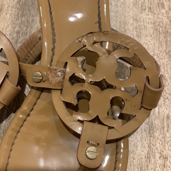 damaged Tory Burch beige patent leather miller sandals - Picture 2 of 3
